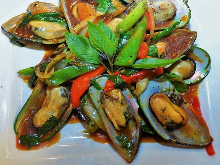 Hot Mussels with Basils